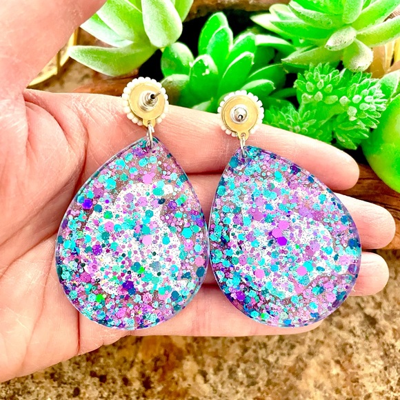 Louis The Alligator Acrylic Earrings - Picture 4 of 4